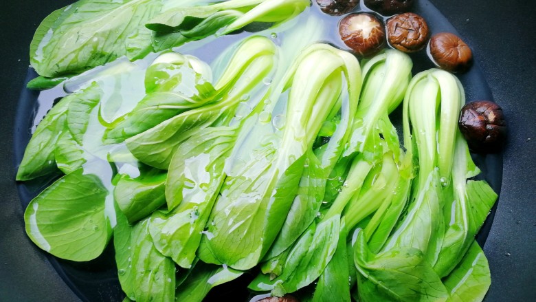 香菇油菜,加点油,为了色泽鲜艳