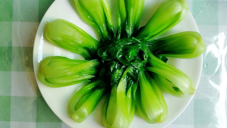 香菇油菜,煮几分钟熟了即可,滤干水分,摆盘
