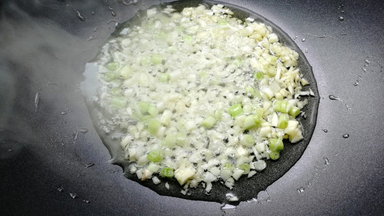 香菇油菜,锅里放油,放入蒜蓉,中小火,煎到蒜蓉香味四溢,微微金黄色