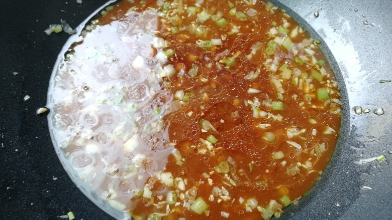 香菇油菜,倒入调好的酱汁