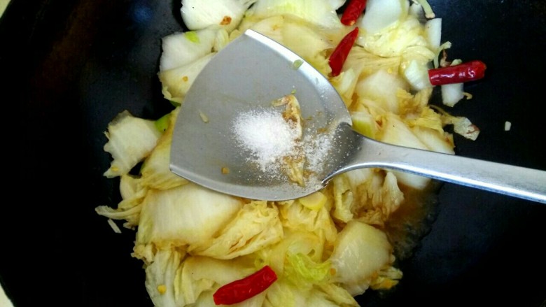 白菜炒腊肉,放入适量盐,半勺<a style='color:red;display:inline-block;' href='/shicai/ 10588'>糖</a>翻炒,使白菜变软