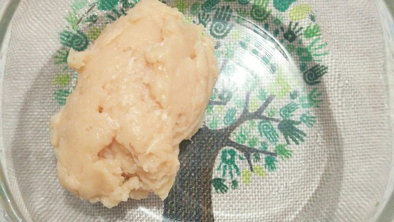 颜值与美味并存的――千张鸡肉卷,<a style='color:red;display:inline-block;' href='/shicai/ 94'>鸡肉</a>剁成肉泥,放入盆中备用。