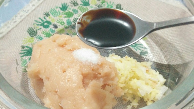 颜值与美味并存的――千张鸡肉卷,小半勺<a style='color:red;display:inline-block;' href='/shicai/ 692'>酱油</a>,主要是为了上色,因为肉泥煮熟后纯白色的不是很美观。