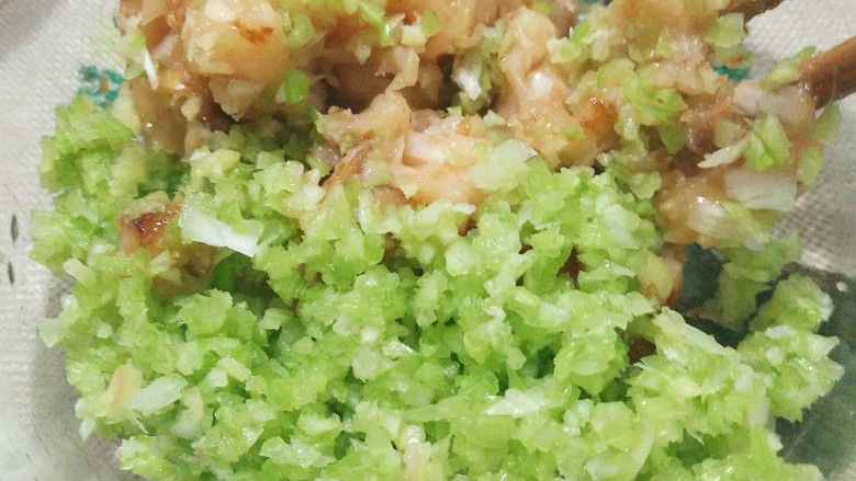 颜值与美味并存的――千张鸡肉卷,芹菜剁馅,与肉泥放在一起搅拌。
