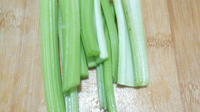 颜值与美味并存的――千张鸡肉卷,觉得只用肉有点腻,就又加了几颗小芹菜。