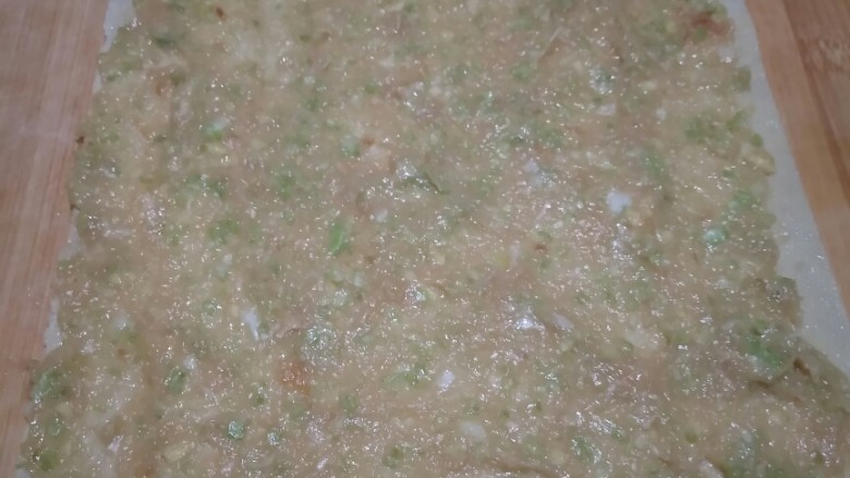 颜值与美味并存的――千张鸡肉卷,将陷料平铺在千张上,抹平。注意两端留一厘米左右不要涂抹陷料。