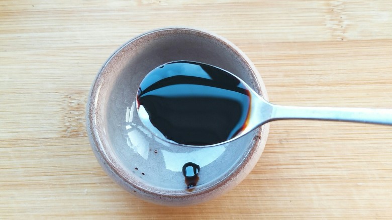 颜值与美味并存的――千张鸡肉卷,蒸的时候可以调料碗,一勺酱油。