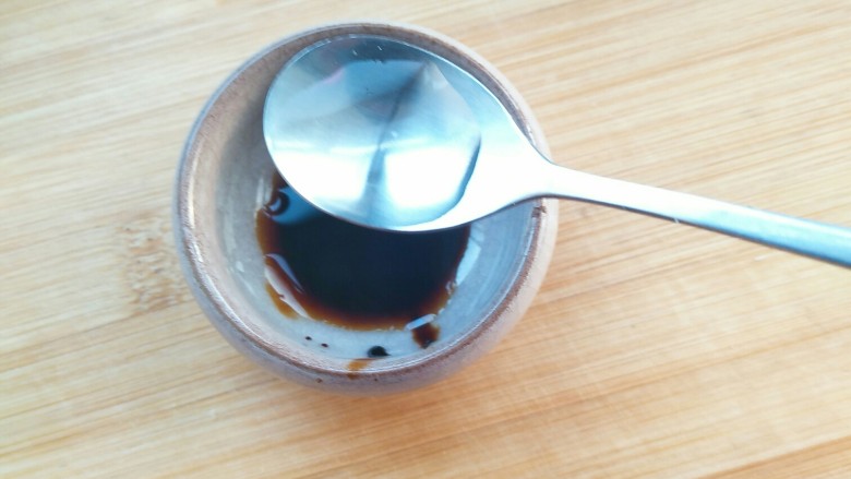 颜值与美味并存的――千张鸡肉卷,我这里放了三勺醋,因为平时比较喜欢吃醋。