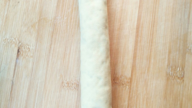 颜值与美味并存的――千张鸡肉卷,将蒸好的千张鸡肉卷取出,切断,围绕料碗摆盘。