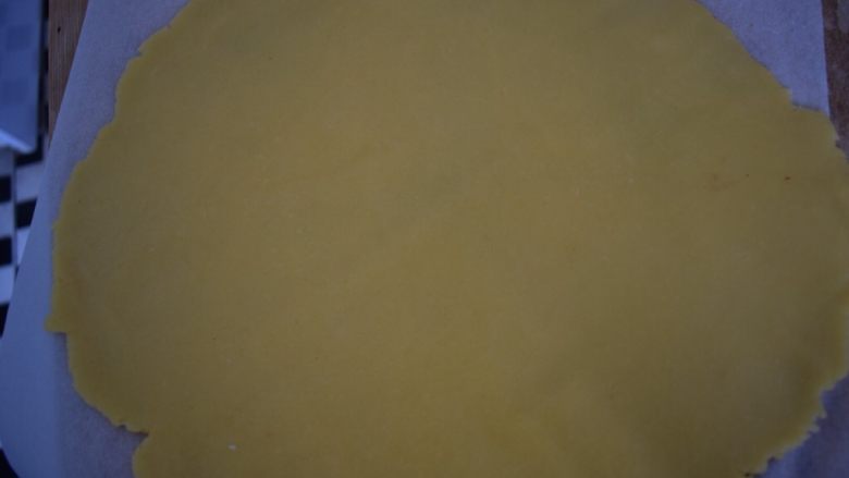 小苹果派,取出面团,擀成薄片。