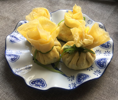 春笋荠菜福袋,包裹起来，用香菜梗扎紧