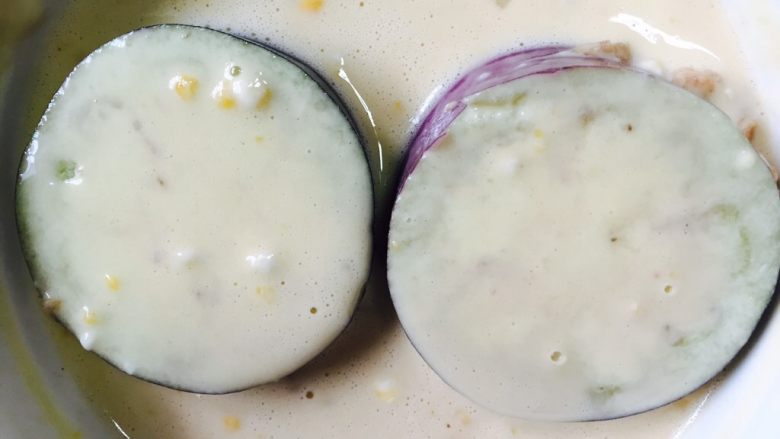 鱼香茄饼,再将茄片放入淀粉水中沾满淀粉糊