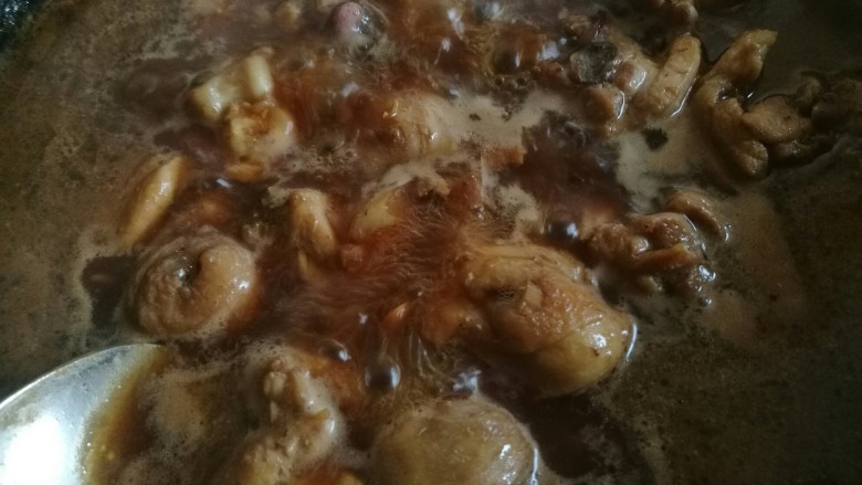 家常黄焖鸡,然后倒入热水,倒入热水的量以能沒过鸡肉就可以。等汤烧开后,用勺子撇出汤中的浮沫。