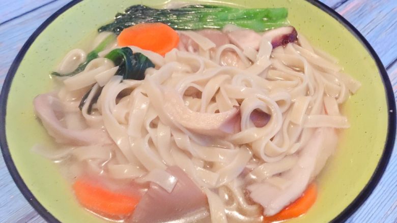 自制虾皮紫菜面(压面机版),下好的面条棒棒的哦