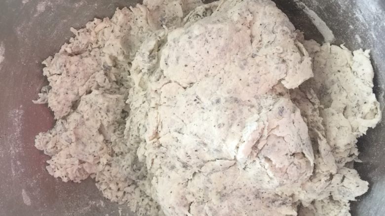 自制虾皮紫菜面(压面机版),简单的揉成团(其实是揉不成团的)