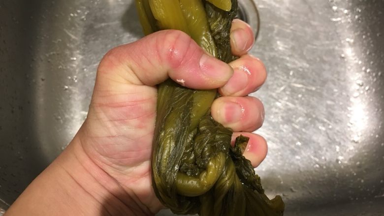 咸菜鸡汤,捏干水分,用力啊