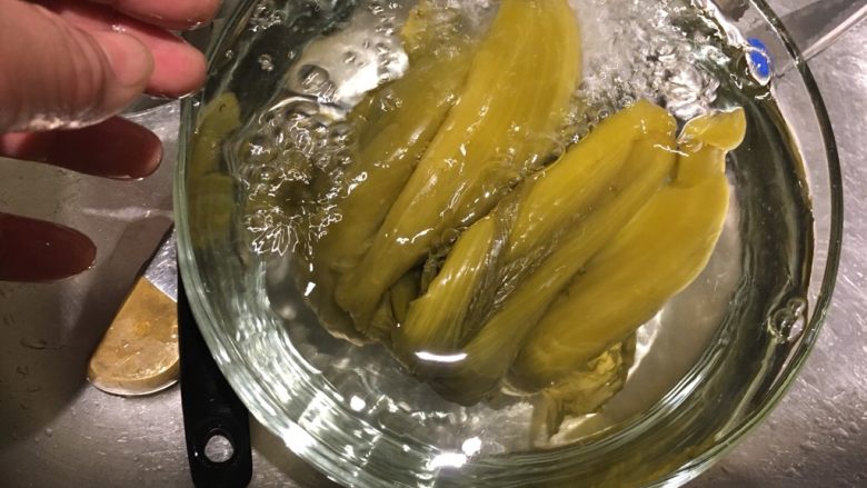咸菜鸡汤,咸菜水下抓捏,把咸味稍微的洗掉些