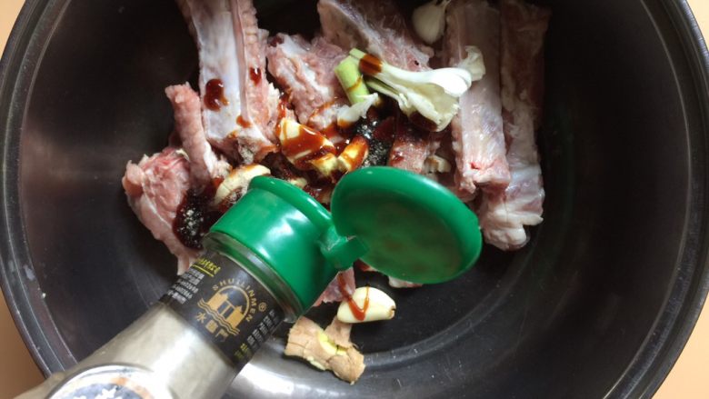 烤排骨,加入适量黑胡椒粉