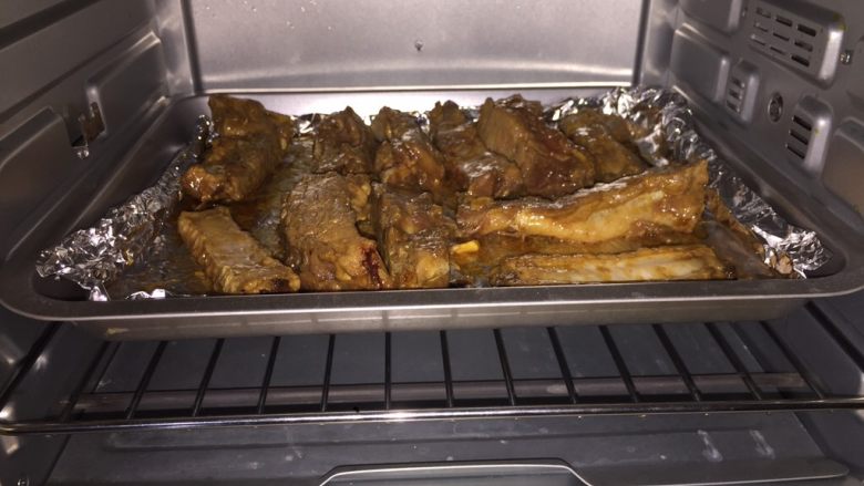 烤排骨,送入提前预热好的烤箱中层,上下火,180度约25分钟,期间可翻动翻动排骨