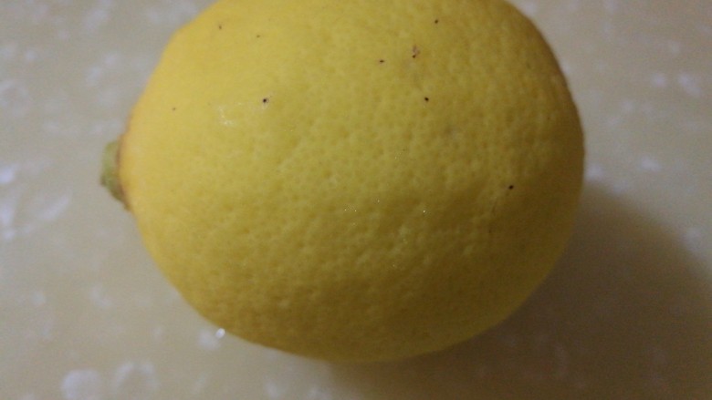 树莓奶酪慕斯,<a style='color:red;display:inline-block;' href='/shicai/ 595'>柠檬</a>切块，挤出<a style='color:red;display:inline-block;' href='/shicai/ 595'>柠檬</a>汁