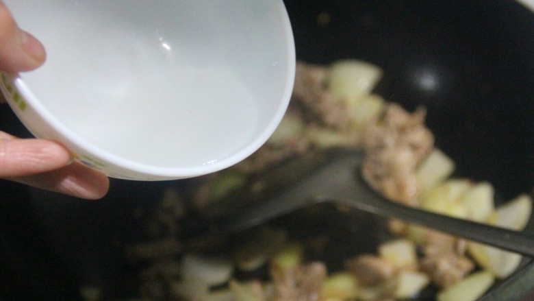 孜然洋葱炒牛肉片,洋葱炒差不多的时候,加入调好的淀粉