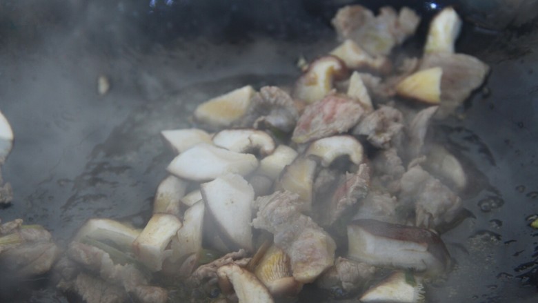 孜然牛肉香菇炒饭,牛肉快炒熟了,放香菇继续炒