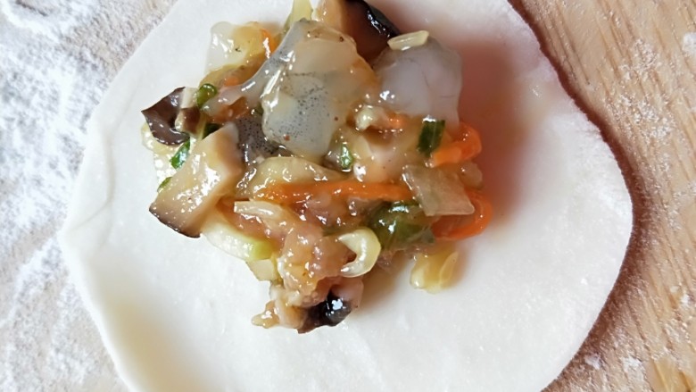 西葫芦\虾仁\胡萝卜\香菇\四喜蒸饺,放入馅料,和包饺子的馅一样多。