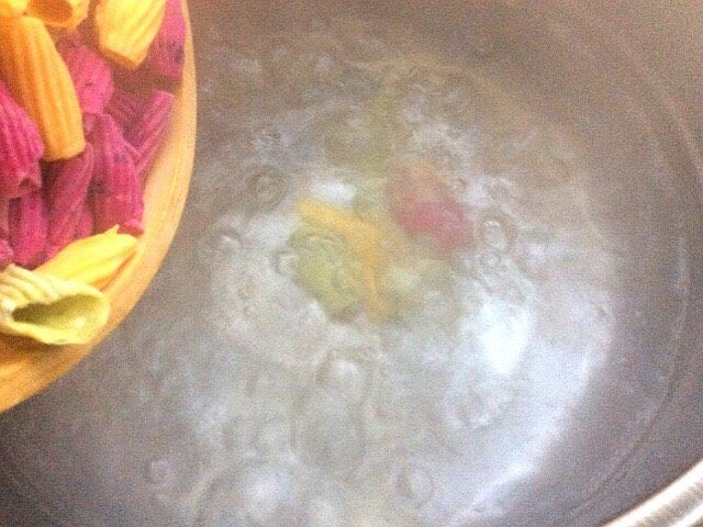 炒果蔬空心面,另一个锅烧水,水开后下入做好的空心面