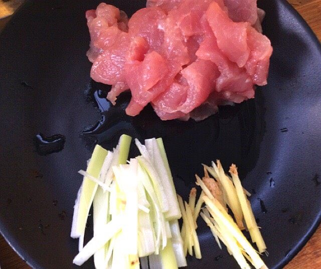炒果蔬空心面,肉切片,葱姜切丝