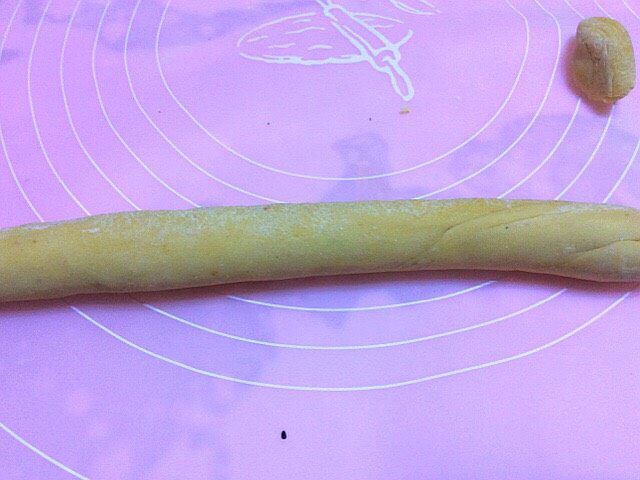 炒果蔬空心面,面醒好,搓成长条