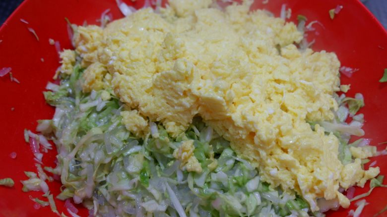 圆白菜虾皮素包子,所有材料混合在一起。 加入盐,和<a style='color:red;display:inline-block;' href='/shicai/ 3738'>芝麻油</a>
