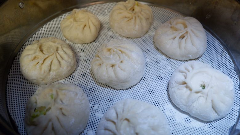 圆白菜虾皮素包子,然后直接开火,水开后开始计时,