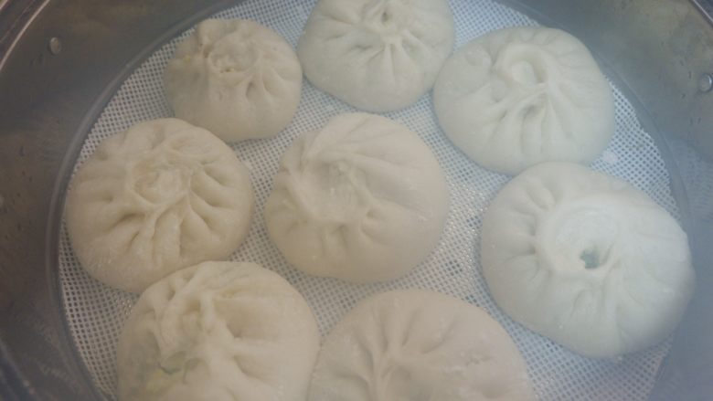 圆白菜虾皮素包子,蒸15分钟闷3分钟取出即可~~