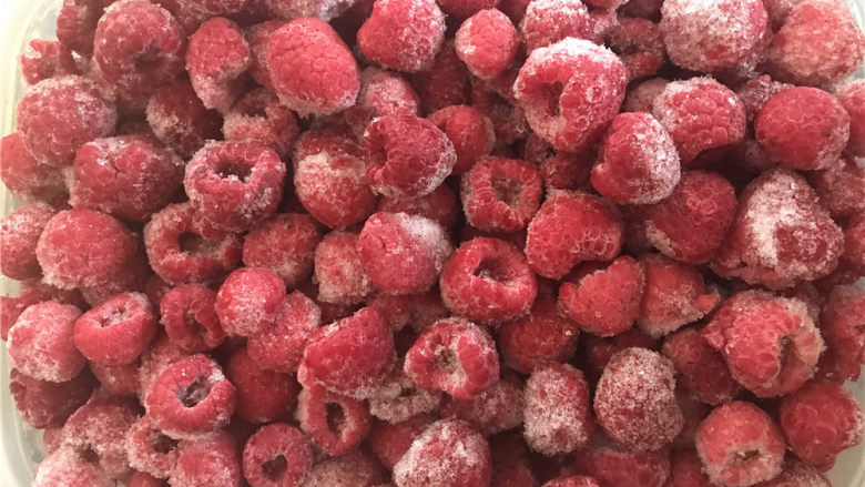 纯醇的覆盆子果蓉,整颗的果粒,好诱人,可以做法式的装饰。