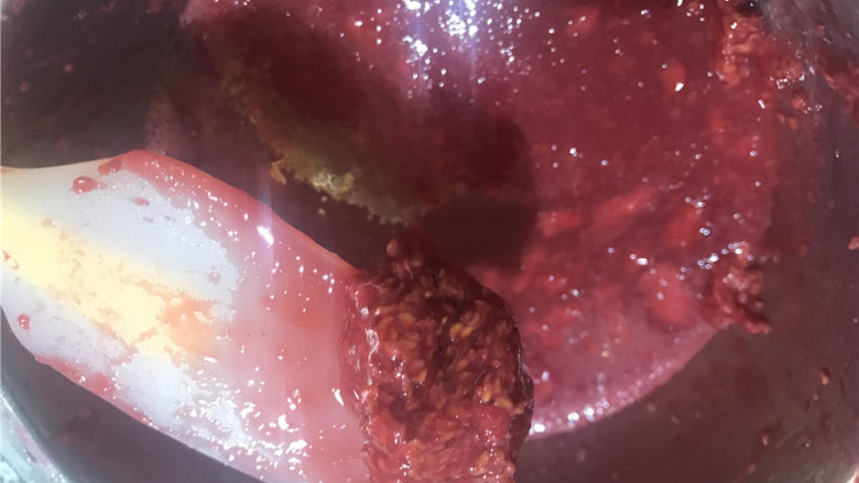 纯醇的覆盆子果蓉,取三分之一的籽拌入果蓉中,因为籽里面也混合着非常多的果蓉,加入少量的籽后口感也会变得更加真实了,因为覆盆子本身就是很多籽哒。O(∩_∩)O哈哈~