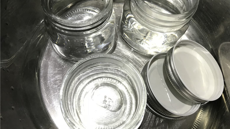 纯醇的覆盆子果蓉,将耐高温的果酱瓶进行高温消毒,用水煮或者是蒸都可以。