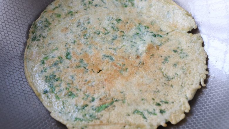 茼蒿早餐饼,煎至两面金黄色即可;