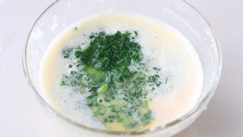 茼蒿早餐饼,放入鸡蛋液里;