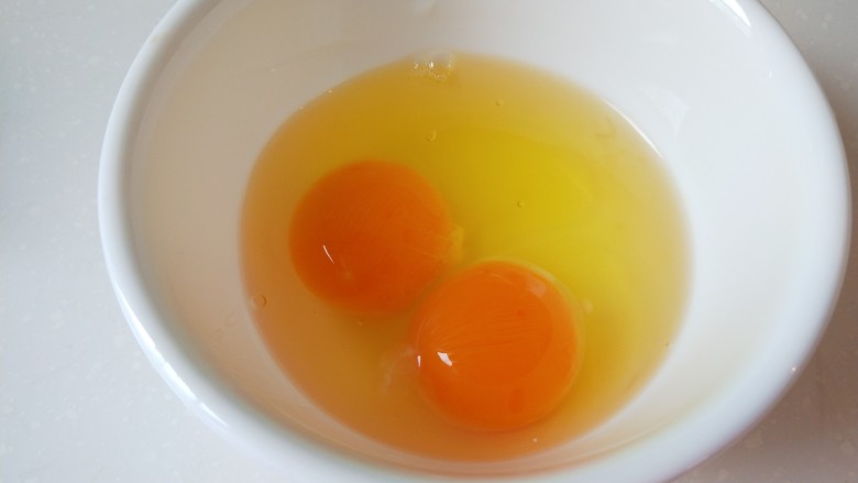 减肥系列菜\苦瓜炒鸡蛋,打入两个<a style='color:red;display:inline-block;' href='/shicai/ 9'>鸡蛋</a>搅拌均匀。
