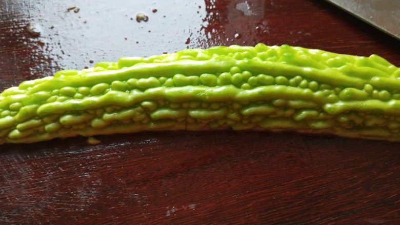 减肥系列菜\苦瓜炒鸡蛋,苦瓜洗干净切开,去掉里面的白色瓜瓤。