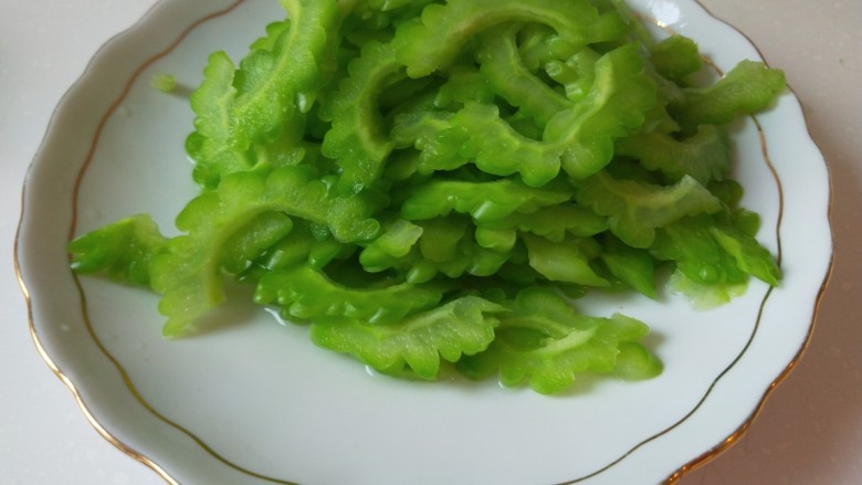 减肥系列菜\苦瓜炒鸡蛋,放盐是保持苦瓜的绿色很好看。