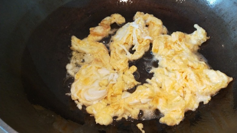 减肥系列菜\苦瓜炒鸡蛋,锅中放适量油烧热,倒入鸡蛋液炒均匀装盘备用。