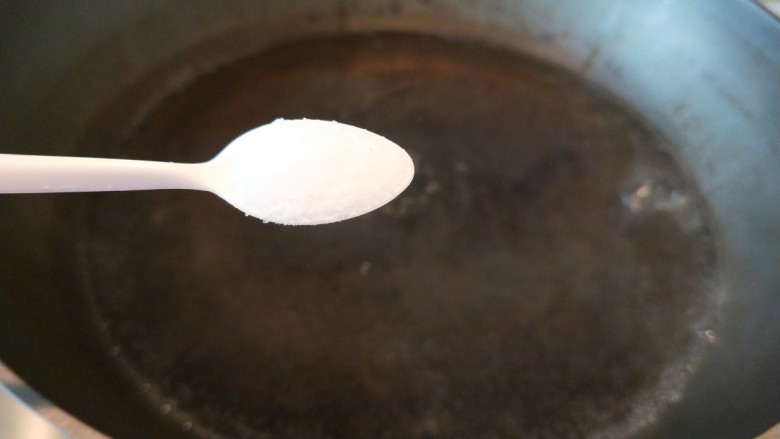 减肥系列菜\苦瓜炒鸡蛋,锅中放入适量水烧开,加入适量盐,
