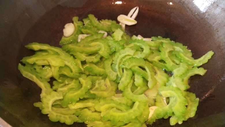 减肥系列菜\苦瓜炒鸡蛋,倒入苦瓜大火翻炒。
