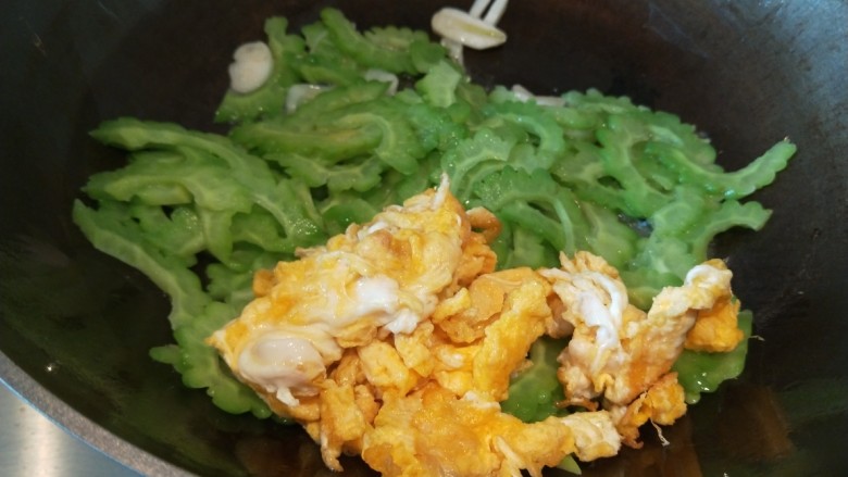 减肥系列菜\苦瓜炒鸡蛋,倒入鸡蛋炒均匀。