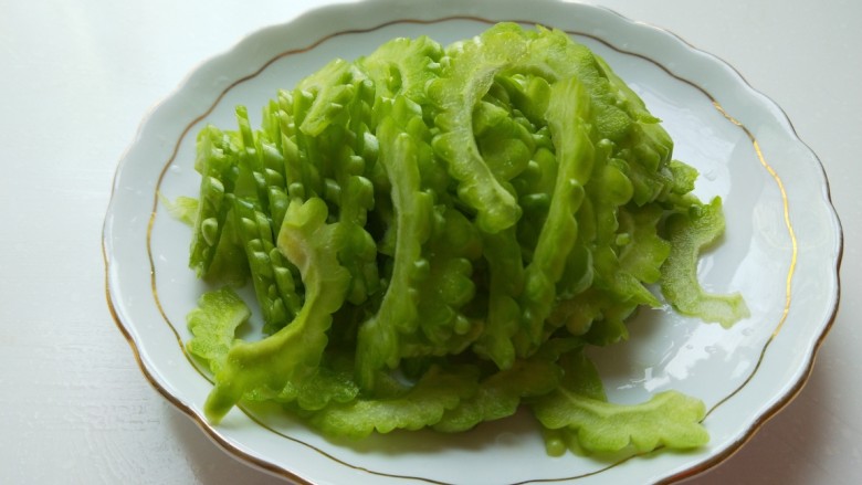 减肥系列菜\苦瓜炒鸡蛋,斜刀切成条装盘备用。