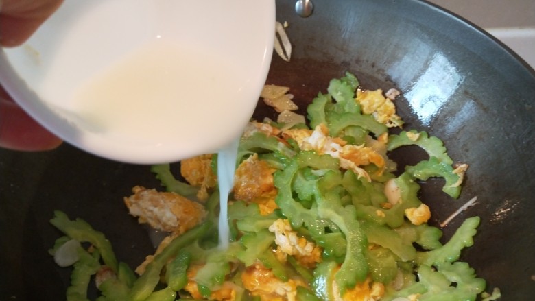 减肥系列菜\苦瓜炒鸡蛋,倒入锅中。