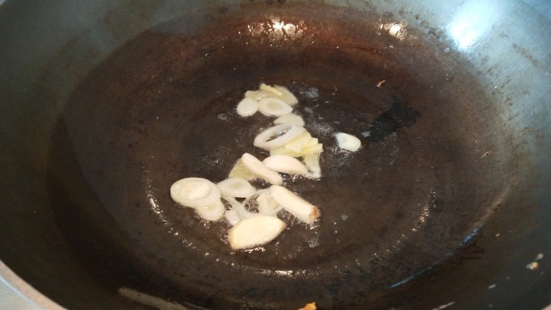 减肥系列菜\苦瓜炒鸡蛋,锅中放适量油烧热,放入葱姜蒜炒香。