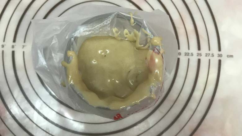 奶茶玛德琳,将回温的面糊倒入裱花袋中。