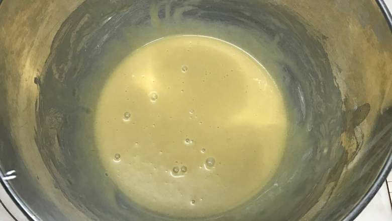 奶茶玛德琳,将冷藏好的面糊取出,稍微放置回温。